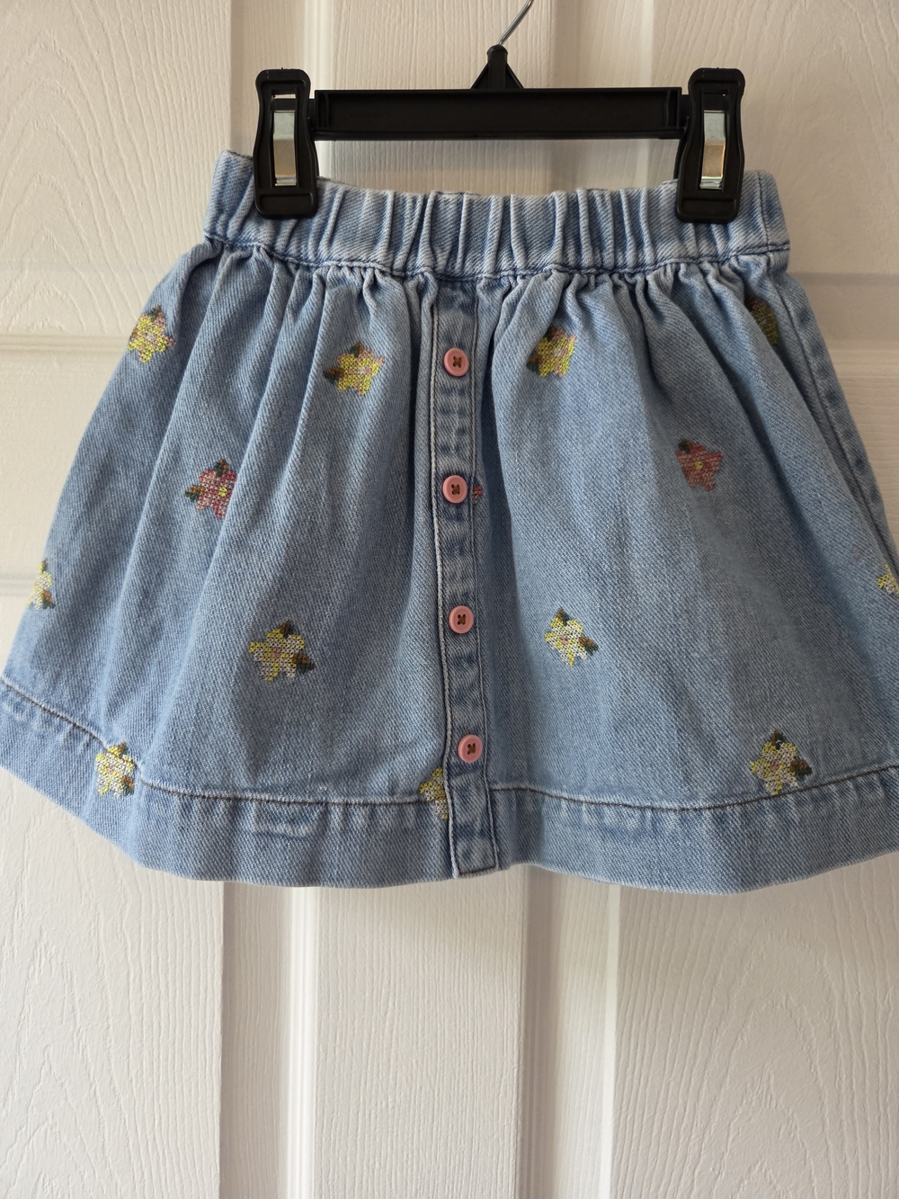 Mini Boden Light Wash Embroidered Floral Denim Skirt with Pink Buttons 5-6Y